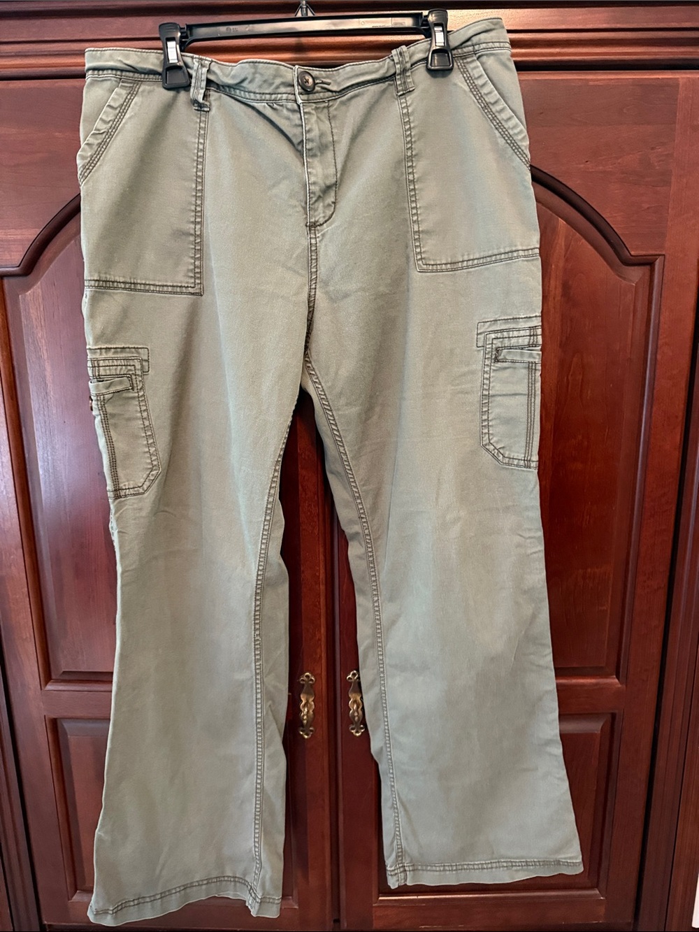 Merona Women’s Sage Green Cargo Pants size 16 wide leg Y2K style